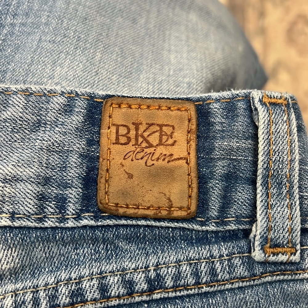 BKE Blue Flare Wide Leg Jeans with Classic Denim Style size 32x29 1/2. - Picture 6 of 9